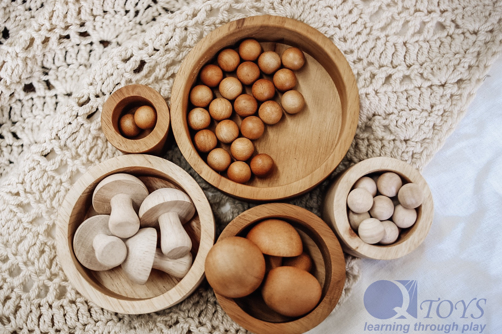 2 Tone Stacking and Nesting Bowls